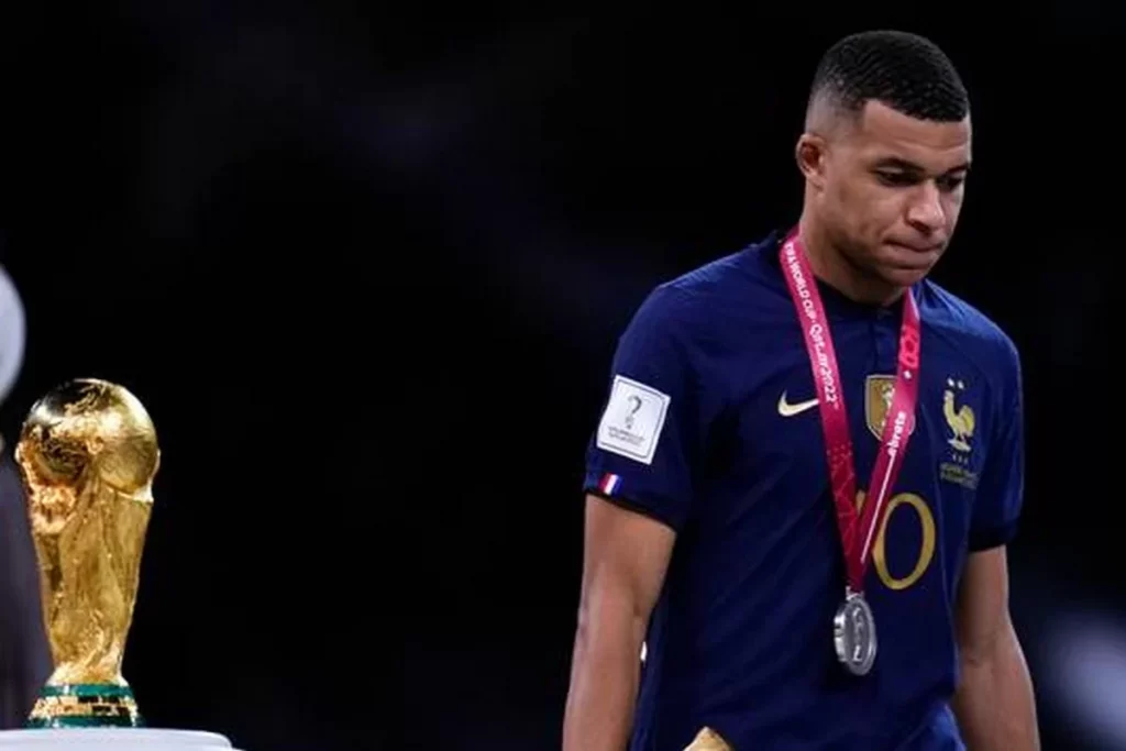 La valeur marchande de Kylian Mbappé est en chute libre selon les dernières données de l’observatoire du football CIES. Si on devait le mettre en vente au même titre que Haaland au mercato, il coûterait relativement peu cher.