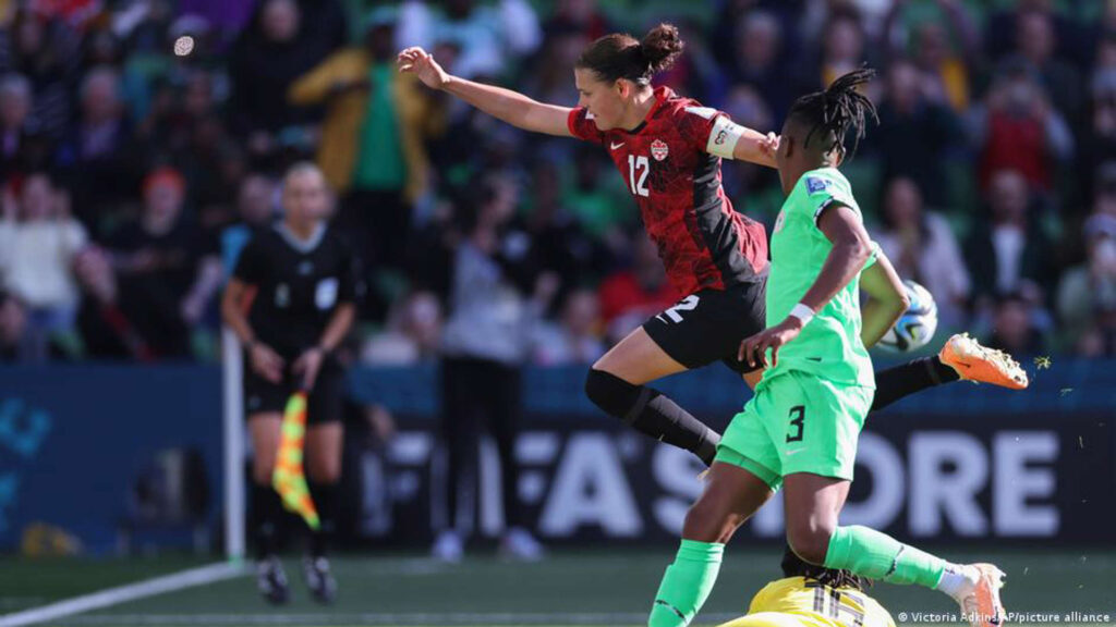 Christine Sinclair (Canada) suit son penalty arrêté par Chiamaka Nnadozie (Nigeria) pour tenter de le remettre au fond